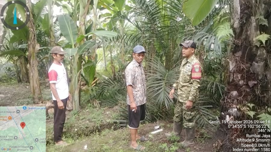 Cegah Karhutla, Babinsa Koramil 03/Tempuling Sisir Tapal Batas Rumbai Jaya