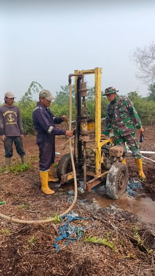 Cegah Karhutla, Babinsa Koramil 03/Sungai Sembilan Bangun Sumur Bor di Lahan Gambut