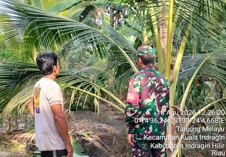 Cegah Karhutla, Babinsa Koramil 04/Kuindra Patroli Tapal Batas Bersama Warga Tanjung Melayu