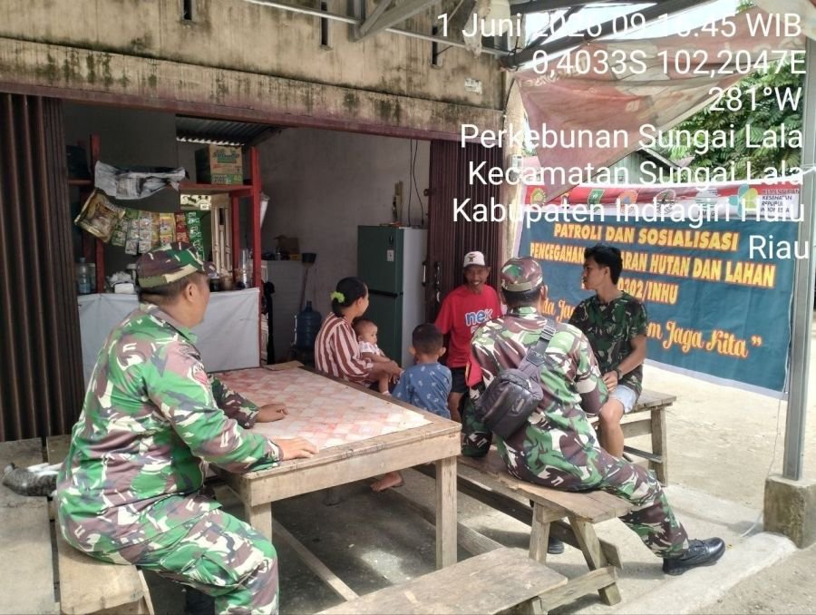 Cegah Karhutla, Babinsa Koramil 04/Pasir Penyu Patroli dan Sosialisasi di Desa Perkebunan Sungai Lal