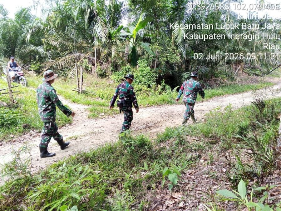 Cegah Karhutla, Babinsa Koramil 04/Pasir Penyu Patroli dan Sosialisasi di Desa Kulim Jaya