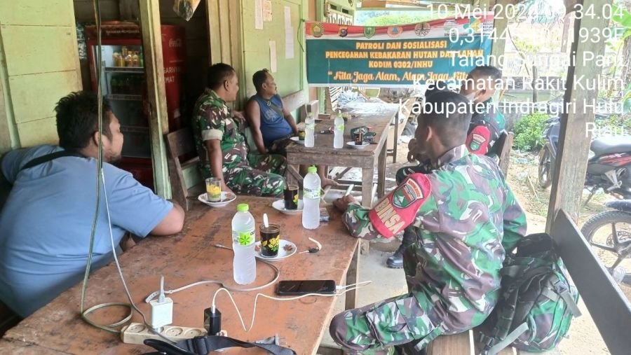 Cegah Karhutla, Babinsa Koramil 04/PP Dim 0302/Inhu Melaksanakan Patroli dan Sosialisasi