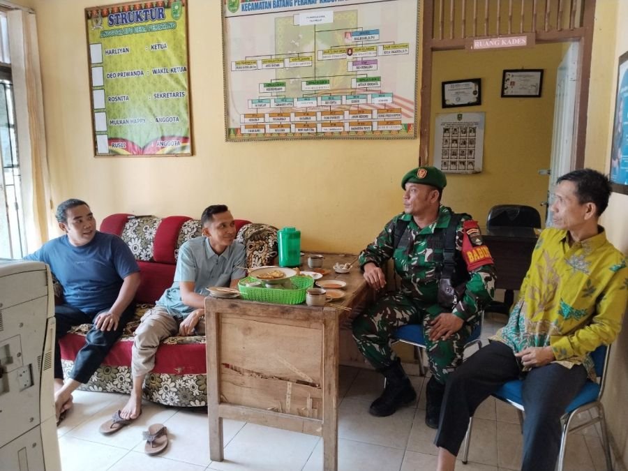 Cegah Karhutla, Babinsa Koramil 05/Peranap Gelar Komsos Bersama Perangkat Desa Pematang 