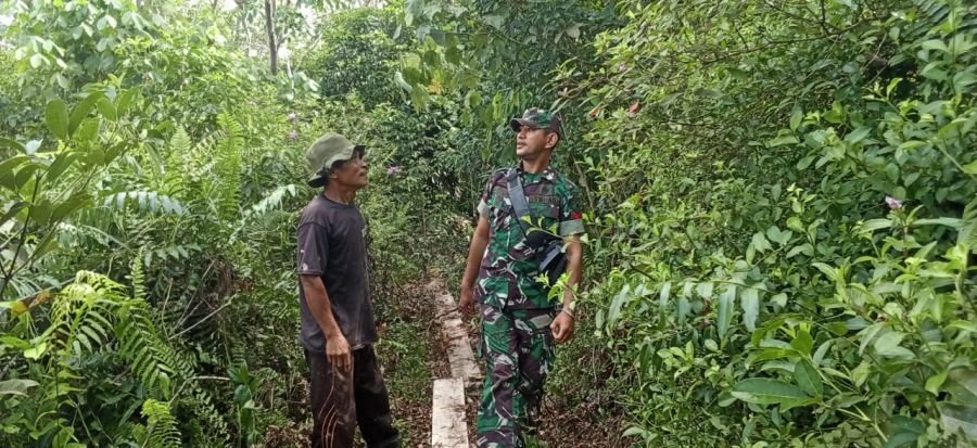 Cegah Karhutla, Babinsa Koramil 06/Merbau Bersama Masyarakat Laksanakan Patroli di Desa Bagan Melibu