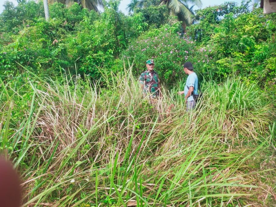 Cegah Karhutla, Babinsa Koramil 06/Merbau Bersama Warga Patroli di Desa Semukut