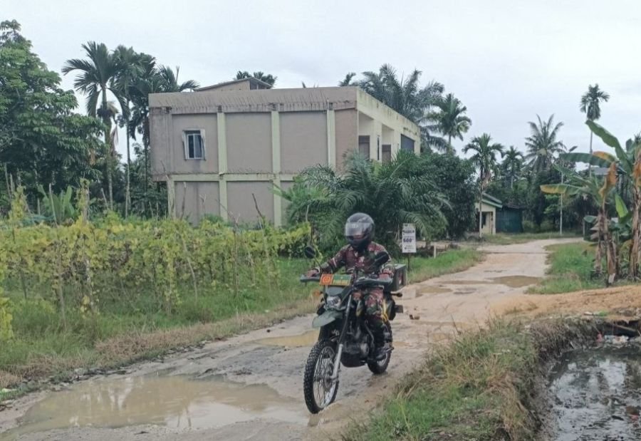 Cegah Karhutla, Babinsa Koramil 06/Sukajadi Patroli Wilayah Gunakan Motor Trail di Binawidya Pekanba