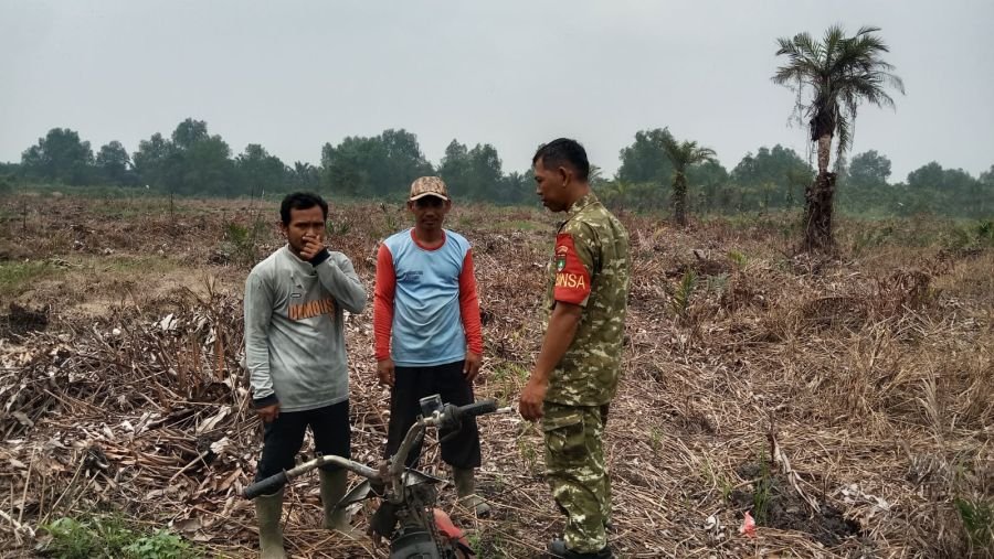 Cegah Karhutla, Babinsa Koramil 07/Reteh Bersama Warga Pasanggerahan Gelar Patroli Tapal Batas