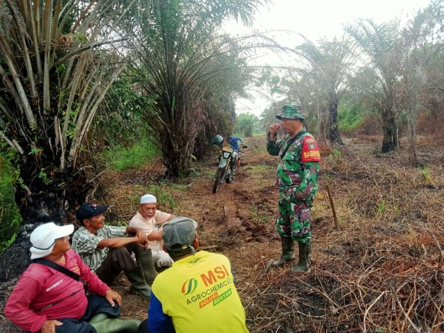 Cegah Karhutla, Babinsa Koramil 07/Tenayan Raya Bersama MPA Patroli Wilayah Rawan