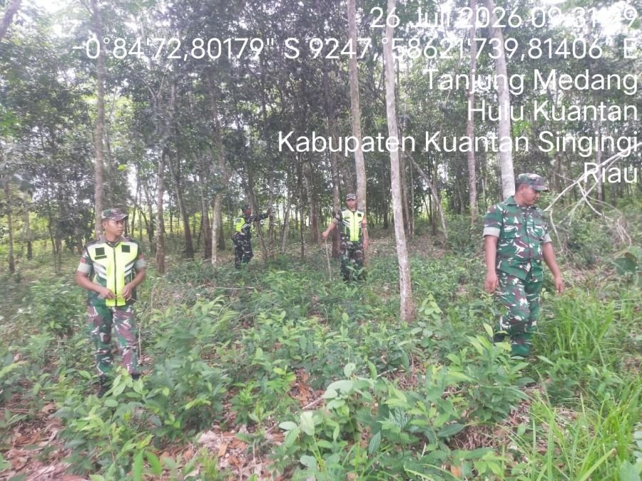 Cegah Karhutla, Babinsa Koramil 08/KM Gelar Patroli di Lahan Rawan Kebakaran
