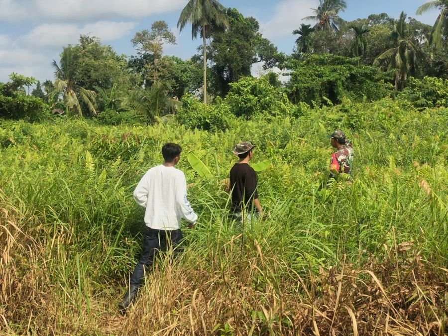 Cegah Karhutla, Babinsa Pelda Syafi'i dan Masyarakat Kelilingi Lahan di Desa Alai