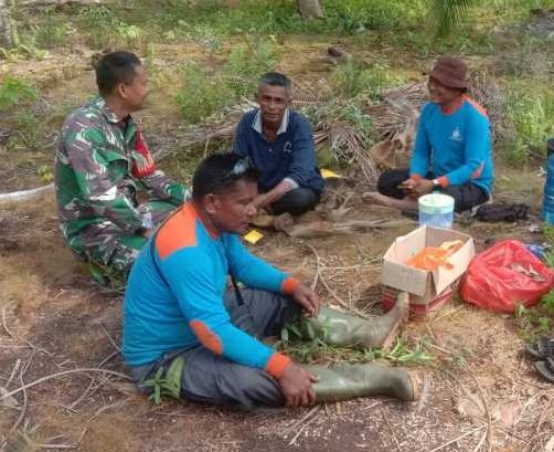 Cegah Karhutla, Babinsa Pulau Burung Turun Langsung Edukasi Warga
