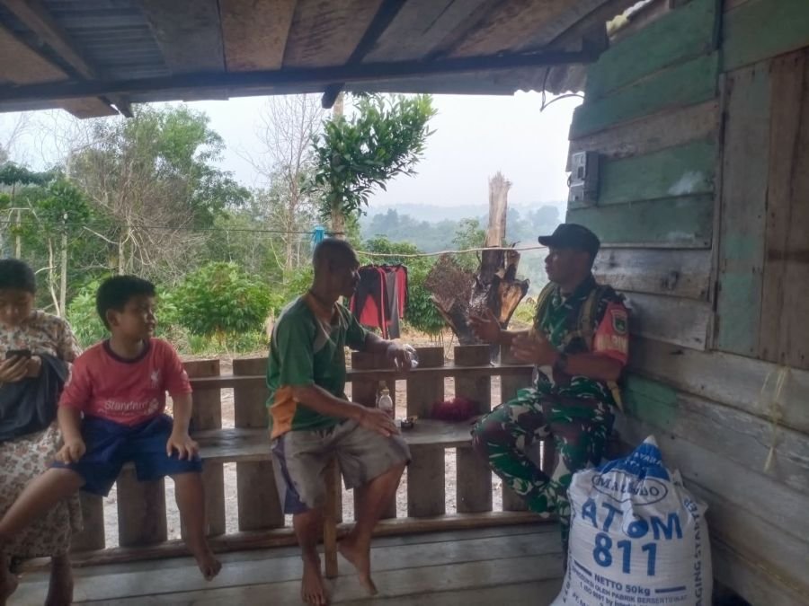 Cegah Karhutla, Babinsa Ranai Kota Gandeng Warga Jaga Hutan