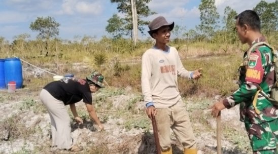 Cegah Karhutla, Babinsa Selemam Dorong Warga Buka Lahan Tanpa Membakar
