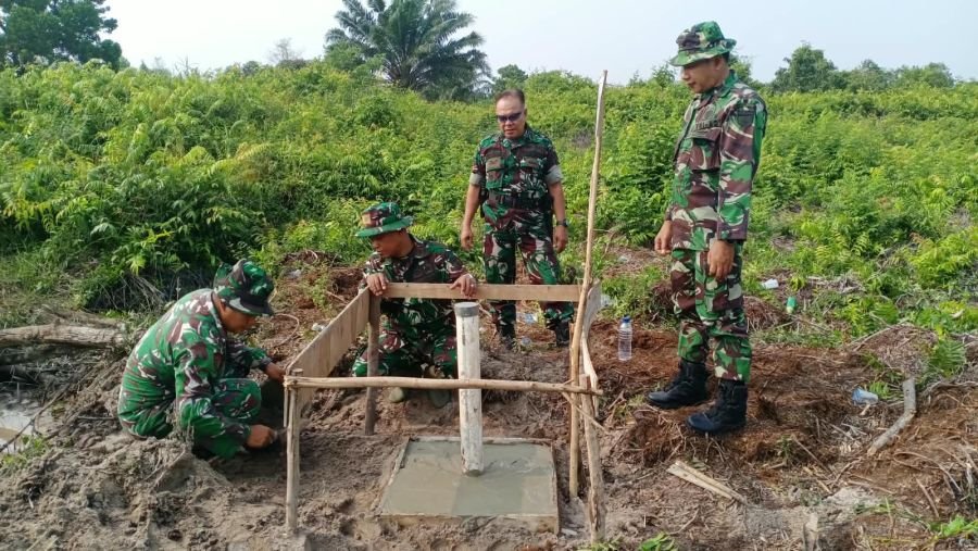 Cegah Karhutla, Babinsa Sungai Sibam Perkuat Kesiapsiagaan Lewat Pembangunan Sumur Bor