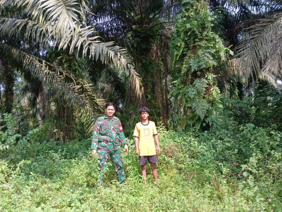 Cegah Karhutla, Babinsa Sungai Ukai Bersama MPA Gencarkan Patroli dan Edukasi Warga