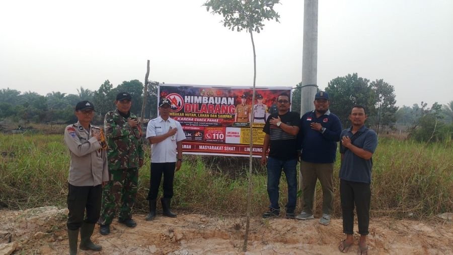 Cegah Karhutla, Babinsa Tirta Siak Pasang Spanduk Larangan Membakar