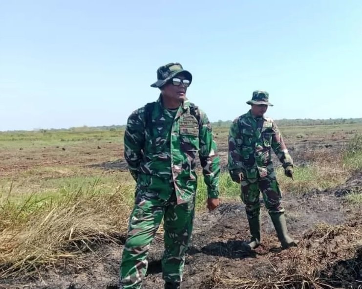 Cegah Karhutla, Danpos Ramil 01/Bangko Sisir Lahan Rawan di Sungai Bakau Sinaboi