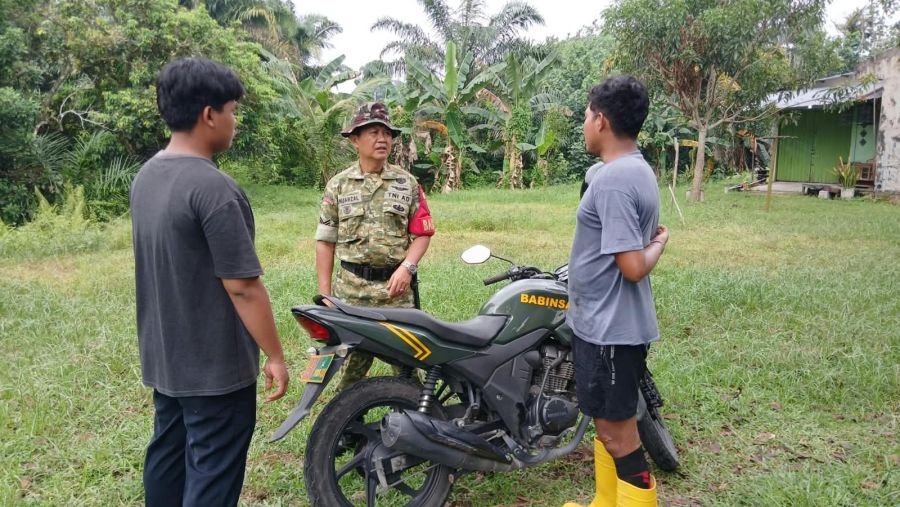 Cegah Karhutla di Meranti Pandak, Babinsa Koramil 01 Rumbai Tingkatkan Patroli Wilayah