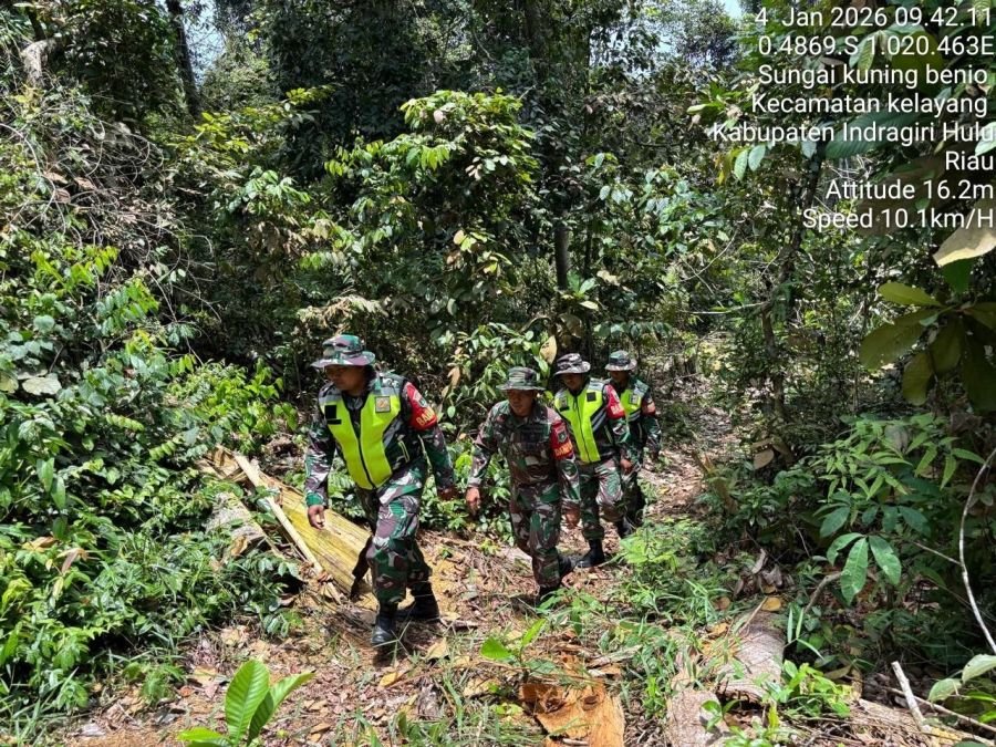 Cegah Karhutla di Musim Kemarau, Babinsa Koramil 04/PP Patroli dan Sosialisasi di Desa Sungai Kuning