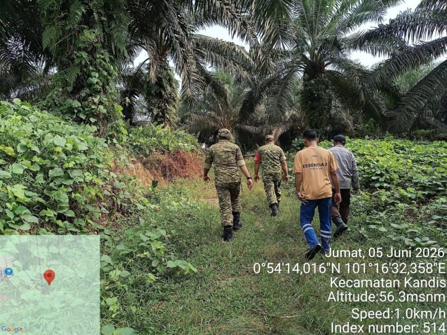 Cegah Karhutla, Dua Babinsa Sisir Wilayah Rawan Kebakaran