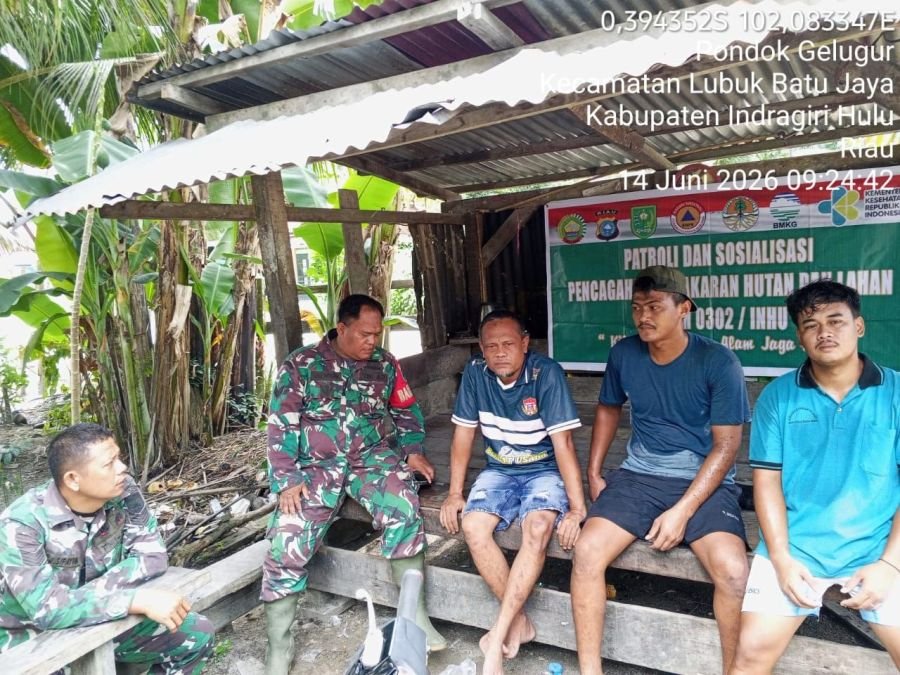 Cegah Karhutla Musim Kemarau, Babinsa Koramil 04/Pasir Penyu Patroli dan Sosialisasi di Desa Pondok