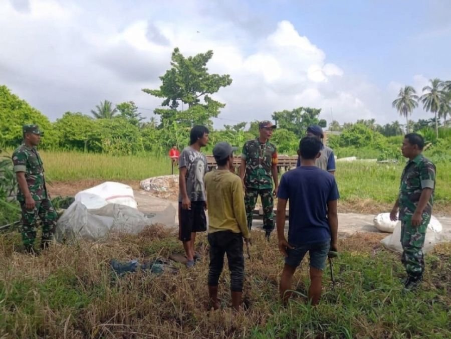 Cegah Karhutla, Personel Koramil 01/Bangko Intensifkan Patroli Lahan di Rohil