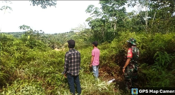 Cegah Karhutla Sejak Dini, Babinsa Koramil 07/Tenayan Raya Bersama MPA Sisir Wilayah Rawan Kebakaran