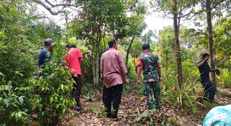 Cegah Karhutla Sejak Dini, Babinsa Koramil 06/Senayang Bersama Warga Patroli di Desa Pulau Medang