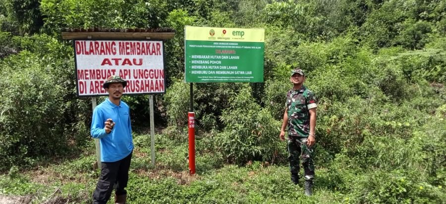 Cegah Karhutla Sejak Dini, Babinsa Koramil 06/Merbau dan Warga Sisir Wilayah Rawan di Mayang Sari