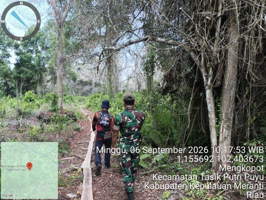Cegah Karhutla Sejak Dini, Babinsa Koramil 06/Merbau Patroli di Desa Mengkopot