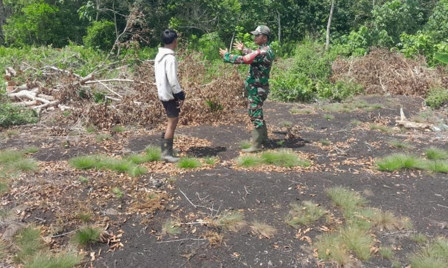 Cegah Karhutla Sejak Dini, Babinsa Koramil 06/Merbau Intensif Patroli di Lahan Gambut Desa Kudap