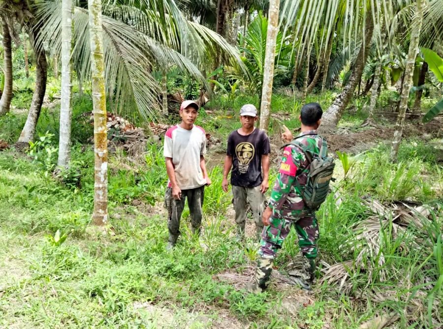 Cegah Karhutla Sejak Dini, Babinsa 07/Reteh Gencar Patroli Tapal Batas di Desa Binaan
