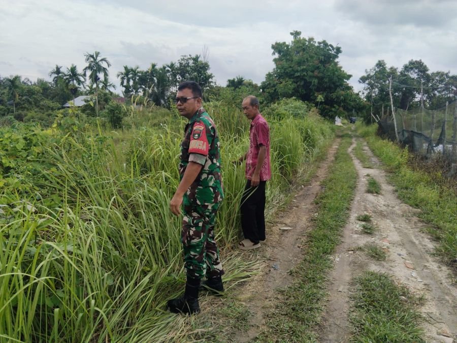 Cegah Karhutla Sejak Dini, Babinsa Tebing Tinggi Okura Bersama MPA Sisir Wilayah Rawan Kebakaran