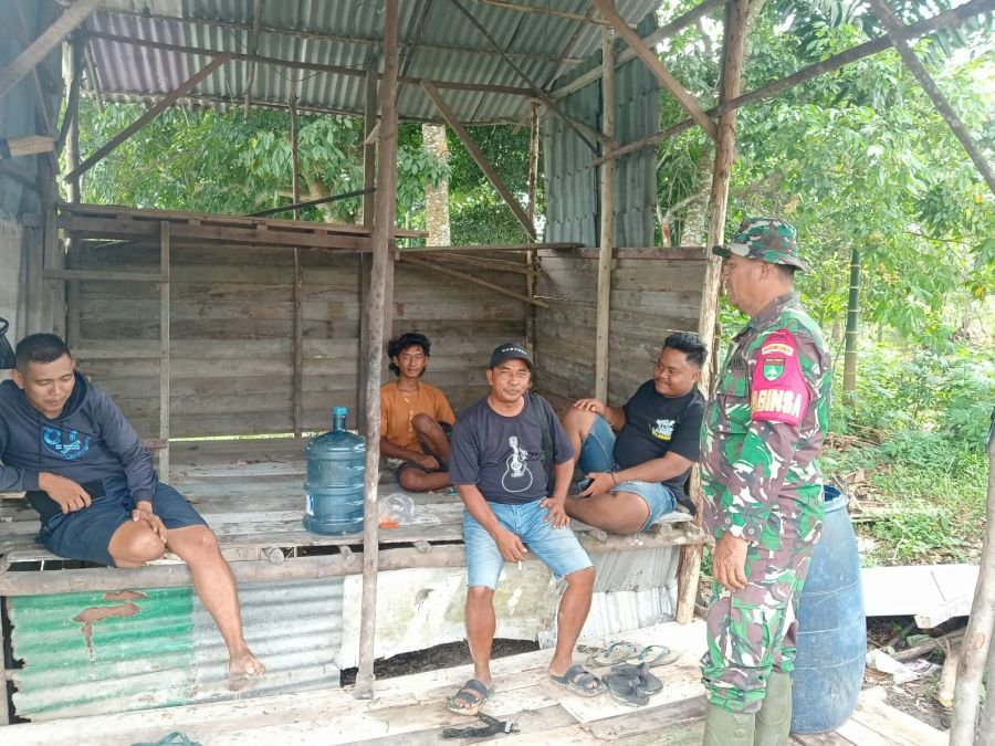 Cegah Karhutla Sejak Dini, Babinsa dan BPBD Tenayan Raya Sisir Wilayah Rawan Kebakaran