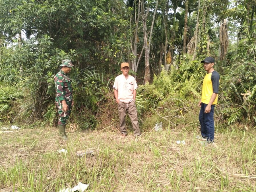 Cegah Karhutla Sejak Dini, Babinsa dan MPA Sisir Gemala Sari Sambil Edukasi Warga