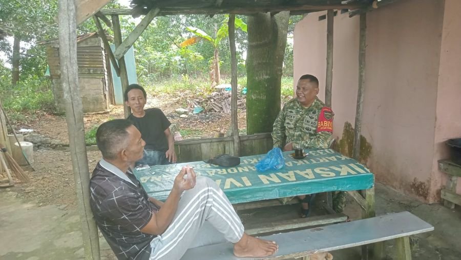 Cegah Karhutla Sejak Dini, Babinsa Koramil 06/Senayang Edukasi Warga Tajur Biru