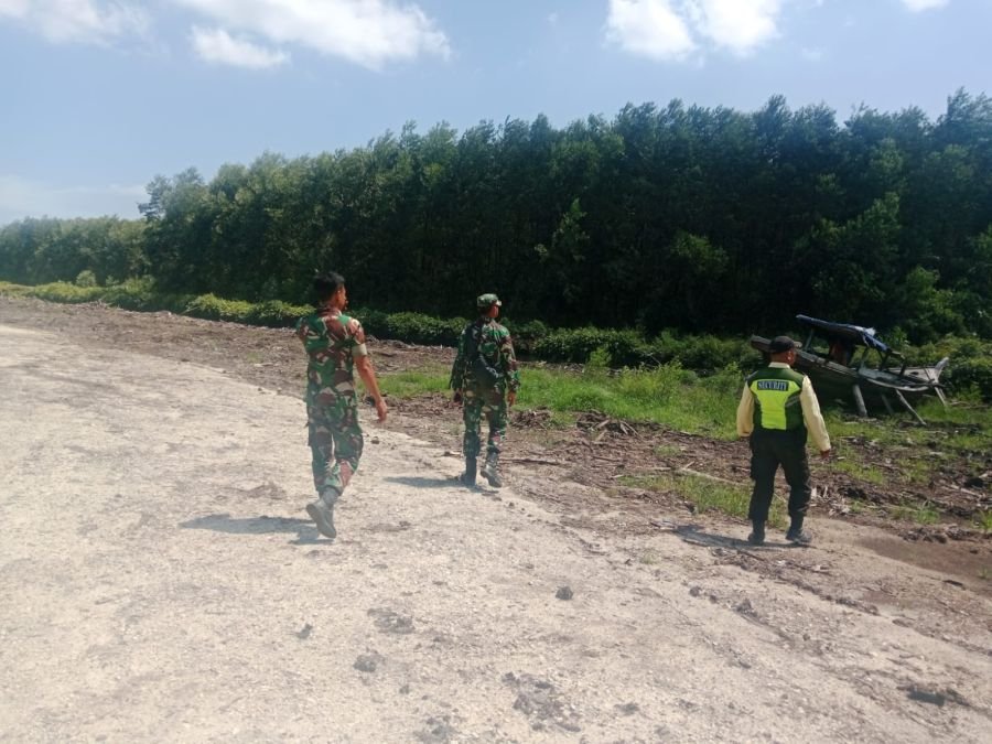 Cegah Karhutla Sejak Dini, Babinsa Koramil 06/Merbau Pantau Lahan Gambut di Mengkirau