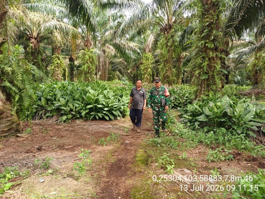 Cegah Karhutla Sejak Dini, Serda Chandra Bastian Ajak Warga Rotan Semelur Peduli Lingkungan