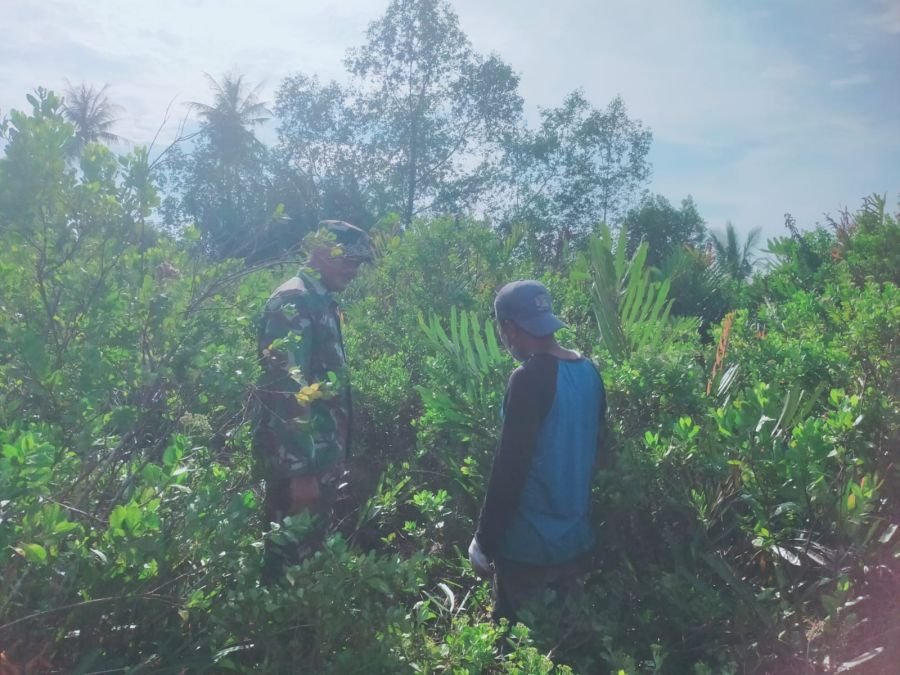 Cegah Karhutla Sejak Dini, Sertu Ansari Bersama Warga Patroli di Wilayah Rawan Desa Semukut
