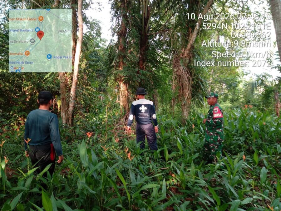 Cegah Karhutla, Sertu Armansyah dan Sertu Andi Kesuma Patroli di Desa Selat Baru