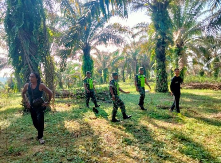 Cegah Karhutla, Sertu Juanda Pimpin Patroli dan Sosialisasi di Desa Kompe Berangin