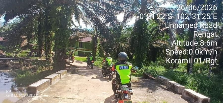 Cegah Kebakaran Hutan, Babinsa Koramil 01/Rengat Gencar Patroli Karhutla di Desa Pulau Gajah