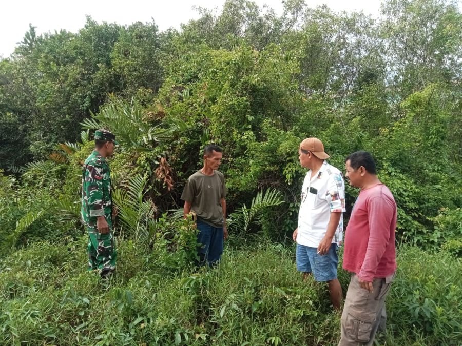 Cegah Kebakaran Lahan, Kopda Andri Ingatkan Warga Desa Sendaur Jaga Kebun