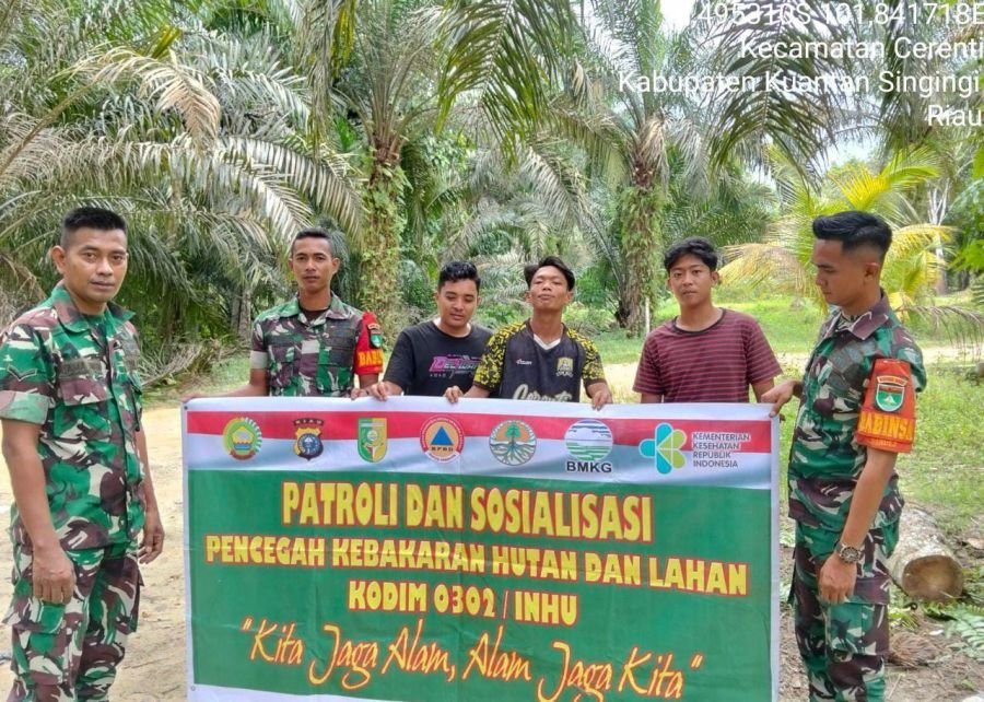 Cegah Kebakaran, Pratu Dandy Zulfahmi dan Rekan Babinsa Sosialisasikan Karhutla di Pulau Panjang Cer