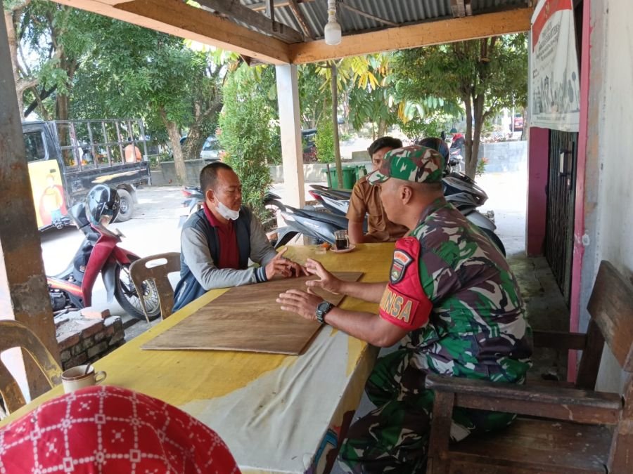 Cegah Kebakaran Sejak Dini, Babinsa Sukajadi Ingatkan Bahaya Api di Cuaca Panas
