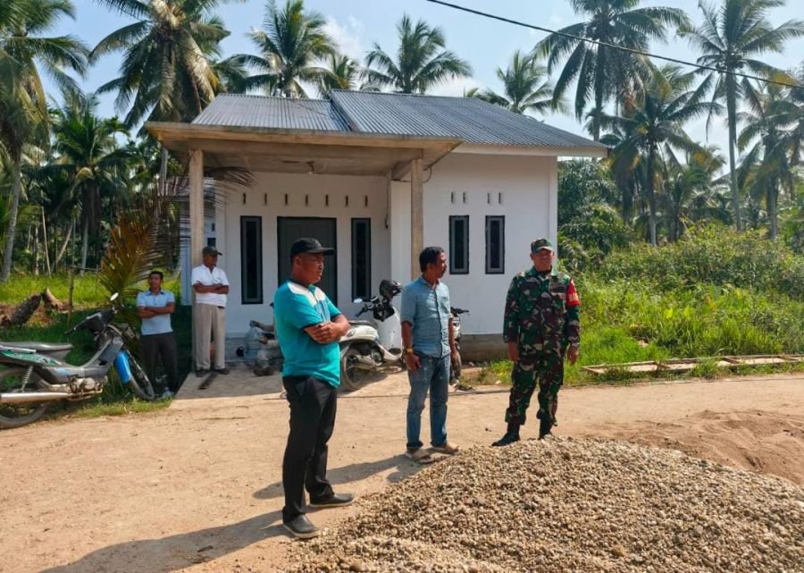 Cegah Kecelakaan, Babinsa 01/Tembilahan Serda Miskal Ingatkan Bahaya Material Bangunan di Jalan