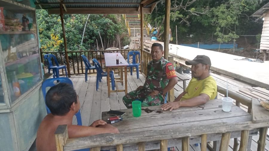 Babinsa Serma Rocky Ingatkan Nelayan Tajur Biru Waspadai Cuaca Laut