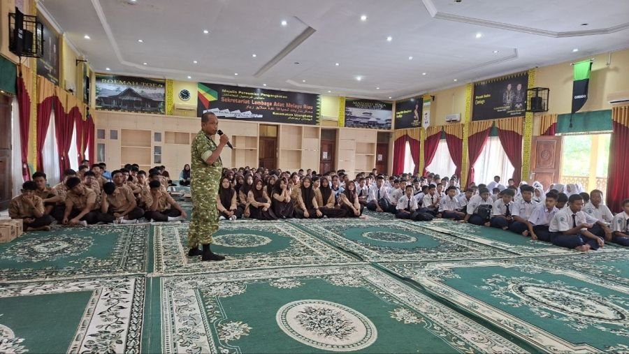 Cegah Kenakalan Remaja, Koramil 08/TDN Bersama Forkopimcam Ujungbatu Gencarkan Sosialisasi di Gedung