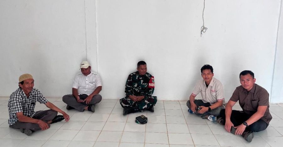 Cegah Konflik Sosial, Babinsa 01/Tembilahan Serda Miskal Ajak Warga Jaga Persatuan