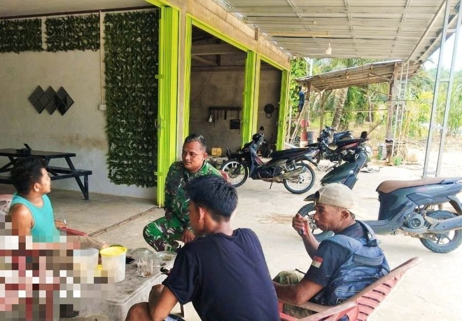 Cegah Narkoba, Babinsa Koramil 02 Rambah Kodim 0313/KPR Melaksanakan Komsos
